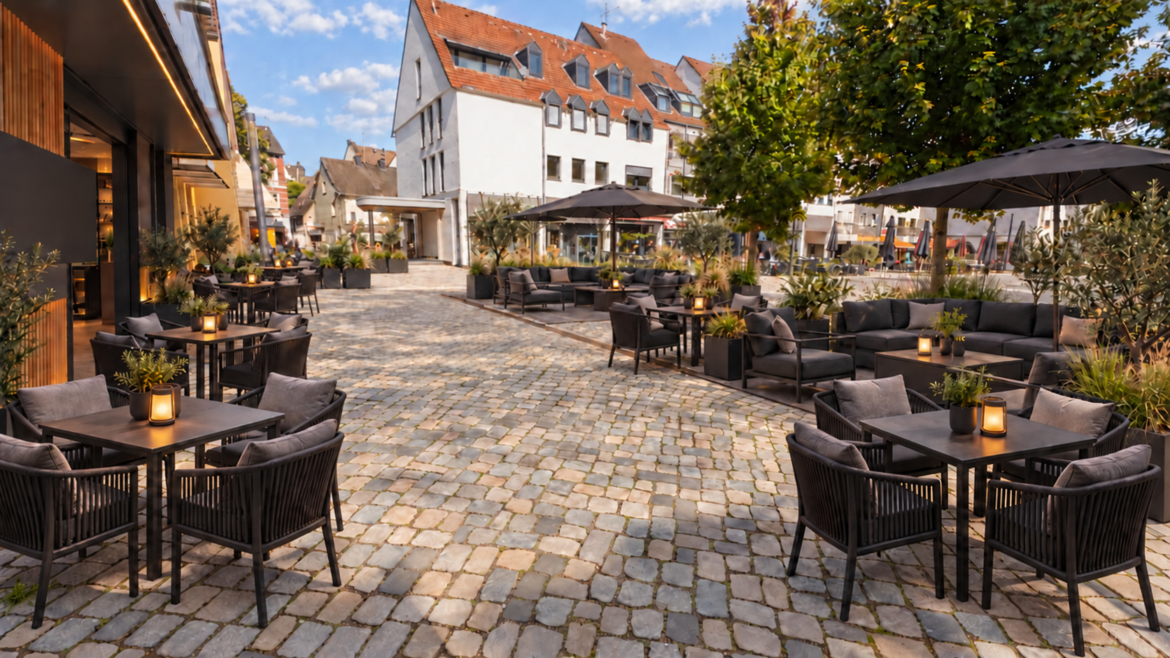 Außenbereich des Schwarzmarkt mit Tischen auf dem Kopfsteinpflaster