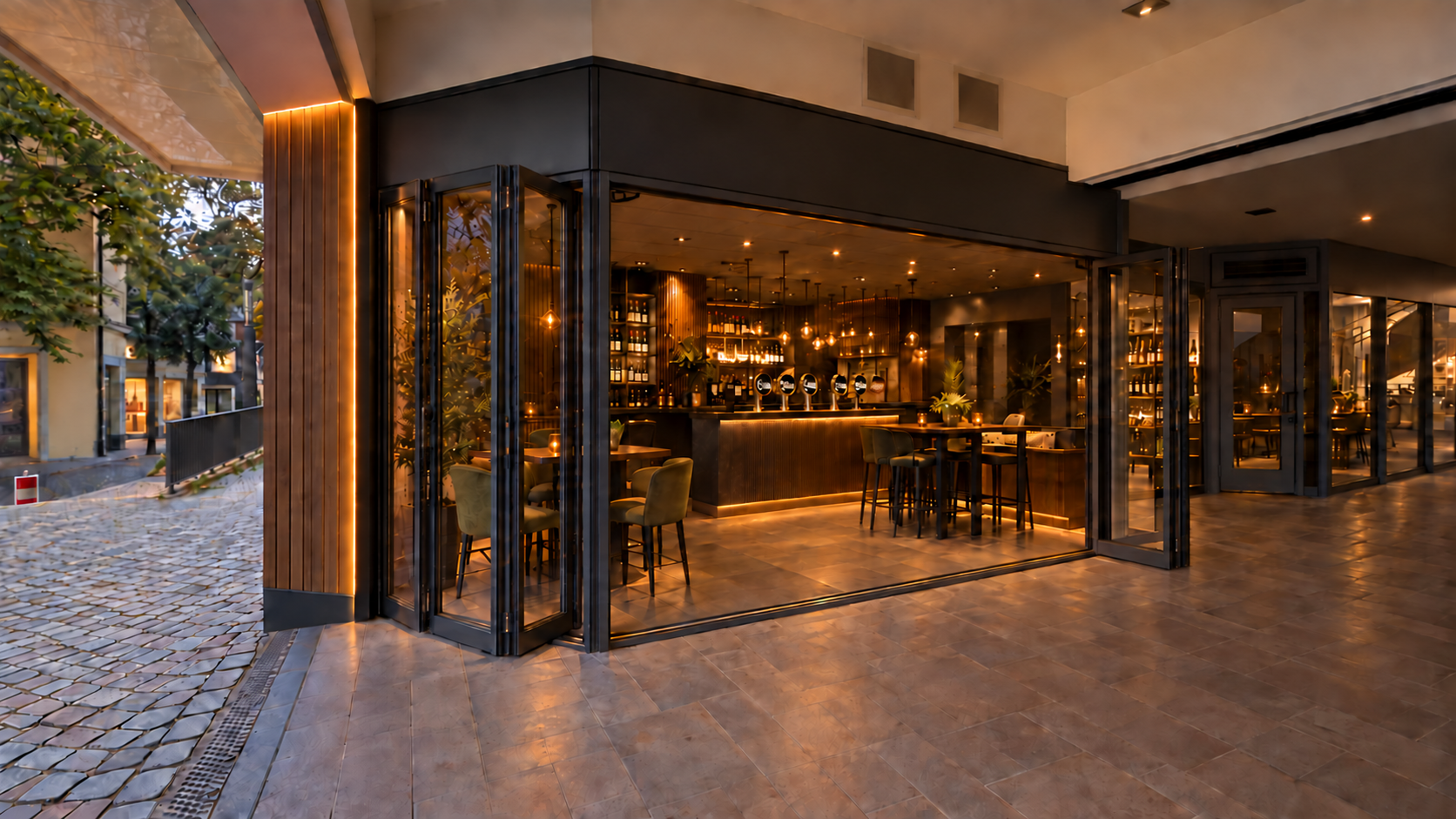 Offene Glasfront zum warm beleuchteten Tresen des Schwarzmarkt